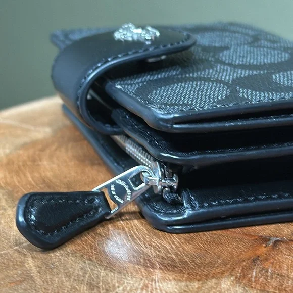 *LIKE NEW* COACH Signature Medium Corner Zip Wallet - Picture 9 of 15